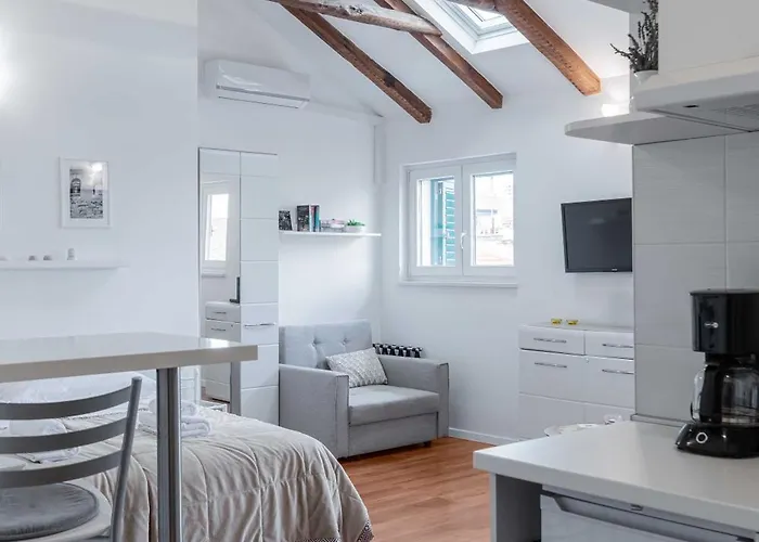 Daire The Charm Split